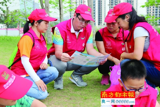 亲子义工 携手争当环保小卫士