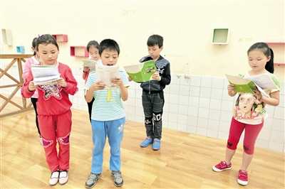 陪孩子上完一堂亲子阅读课 不少爸爸都感动落泪