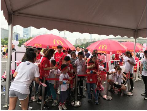 结合公益 3000组亲子家庭南京“为爱麦跑”