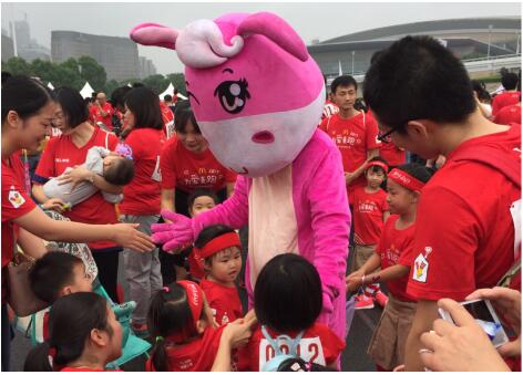 结合公益 3000组亲子家庭南京“为爱麦跑”