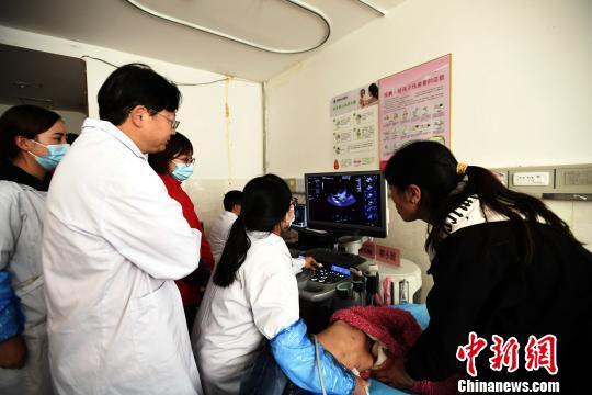 资料图:医疗专家在阿坝州医院进行少儿先心病筛查。 安源 摄 资料图:医疗专家在阿坝州医院进行少儿先心病筛查。 安源 摄