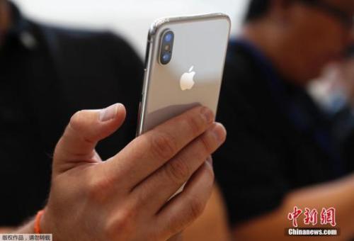 资料图:民众正在使用手机